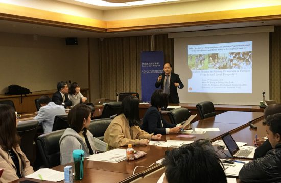 Dr. Pham Vu Thang presents in the seminar.