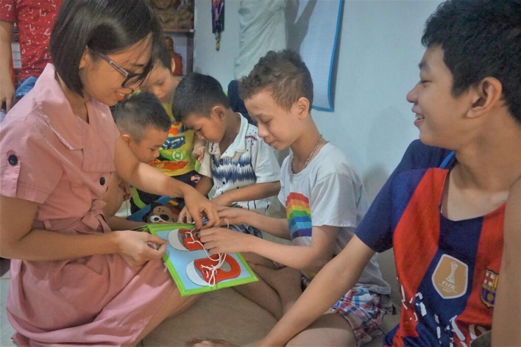 Doanh nghiệp Khasa trao tặng sách vải cho các em học sinh bị tự kỉ