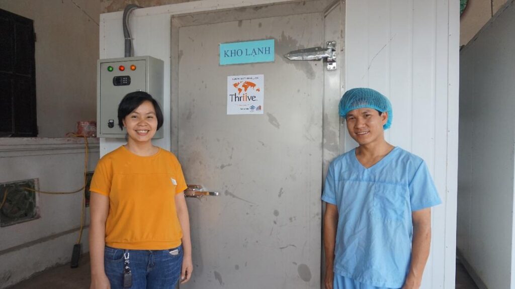 Chị Nguyễn Thị Thu (bên trái) nhận kho lạnh được tài trợ từ Chương trình Thriive