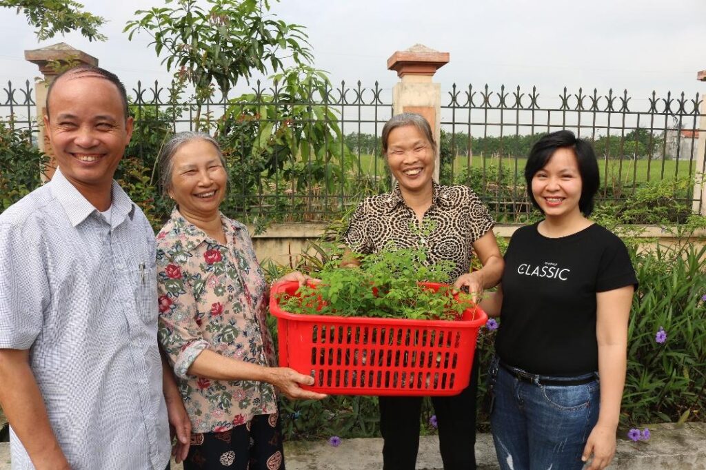 Chị Nguyễn Thị Thu trao tặng và tập huấn trồng cây chum ngây cho bà con hưởng lợi từ chương trình Thriive